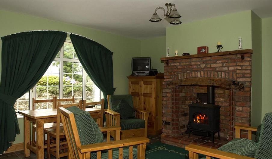 a photo of a living room