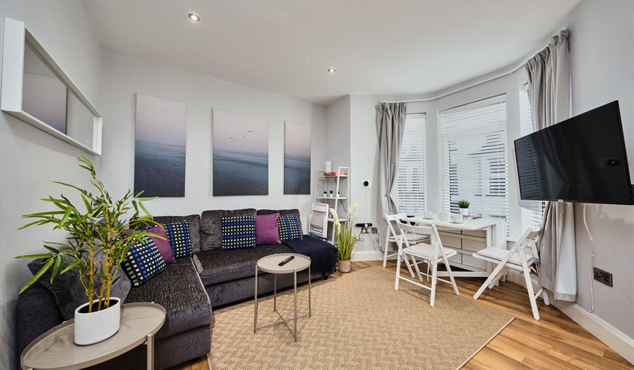 sitting area with tv