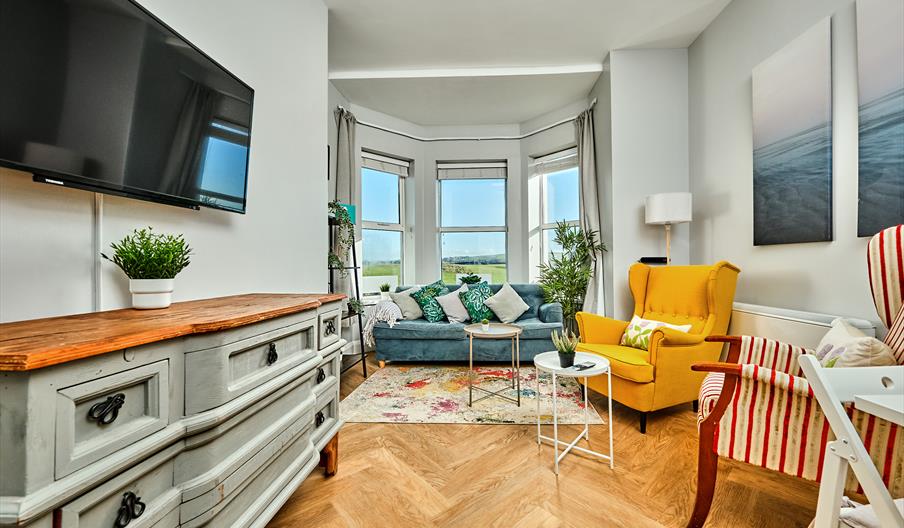 sitting area with tv