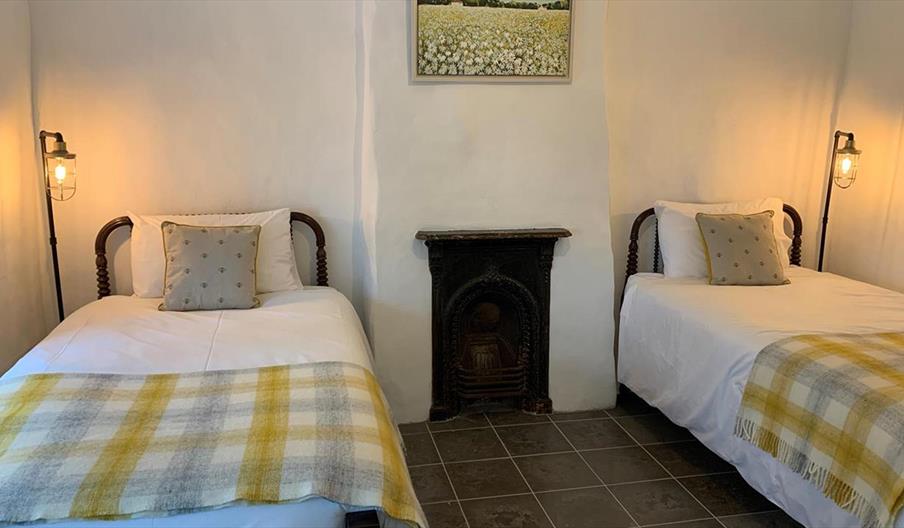 bedroom with twin beds with a nice bedside table