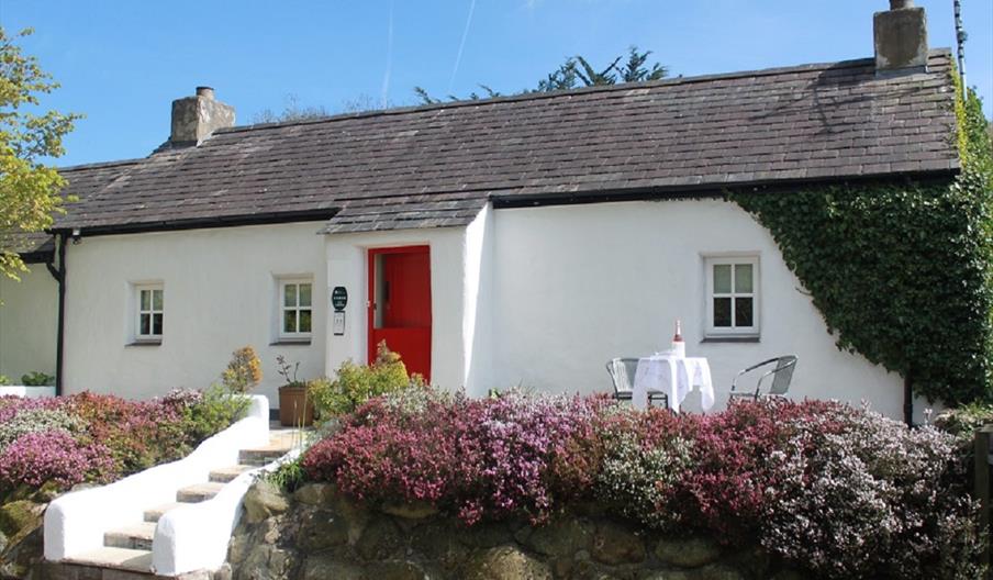Image of the outside of Scott’s Barn, a luxurious five star 400 year old self catering Irish cottage