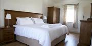 Kribben Cottages - Crannoge Cottage double bed bedroom